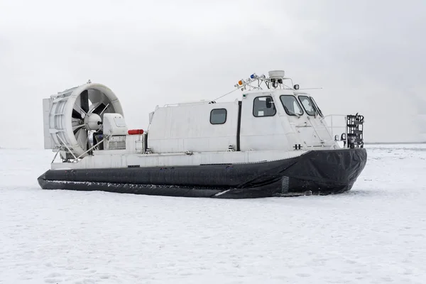 Poduszkowiec łodzi na lód biały śnieg w zimie. — Zdjęcie stockowe