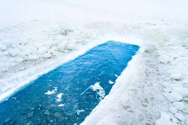 Dziurę w lodzie wykute do pływania, hartowania zima. — Zdjęcie stockowe