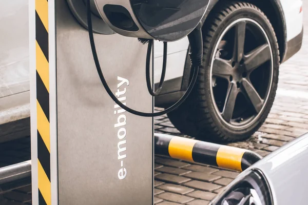 Auto's tanken voor elektrische auto's e-mobiliteit in de achtergrond auto, wiel. — Stockfoto