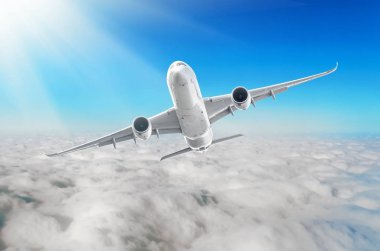 Beyaz uçak tırmanış uçuş yükseklikleri, alt kısmında overcast bulutlar.