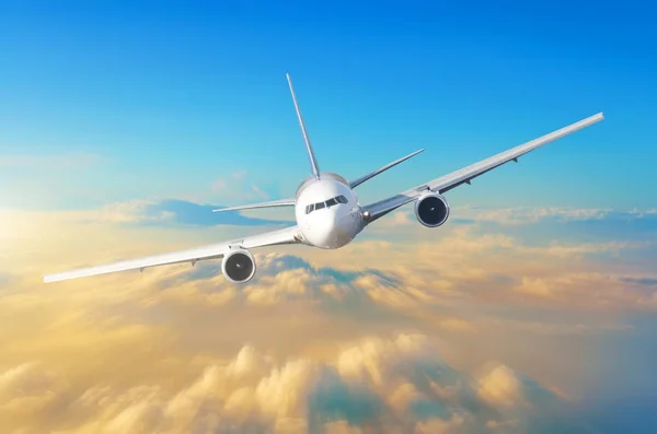 Passagerare flygplan flyger hög hastighet i himlen ovanför molnen och orange solnedgång, utsikten är exakt på cockpiten på piloter. — Stockfoto