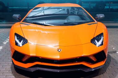 Lamborghini Aventador turuncu yer otopark sokakları şehir gecesi. Saint-Petersburg, Rusya. 13 Mart 2018.