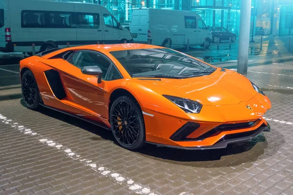 Lamborghini Aventador noche naranja en las calles plaza de aparcamiento de la ciudad. Rusia, San Petersburgo. 13 marzo 2018 . — Foto de Stock