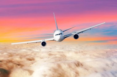 Yolcu uçak uçak bulutlar ufuk gökyüzü ile parlak günbatımı renkleri., yukarıda uçan pilotlar kokpit tam olarak görünümdür.