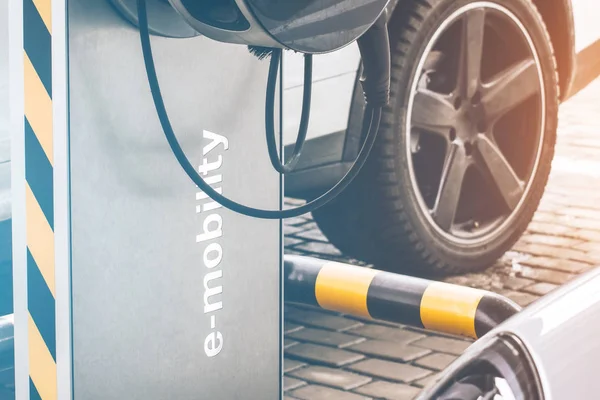 Электронные заправки для электромобилей в фоновом автомобиле, колесе . — стоковое фото