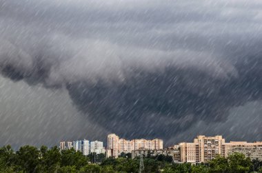 Kasırga, fırtına şehrin üzerinde bir şiddetli yağmur sağanak sırasında huni bulutlar.