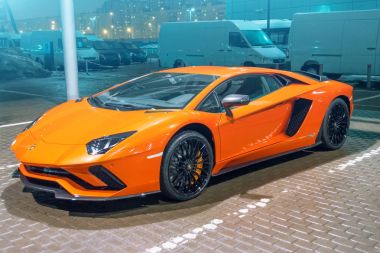 Lamborghini Aventador turuncu yer otopark sokakları şehir gecesi. Saint-Petersburg, Rusya. 13 Mart 2018.