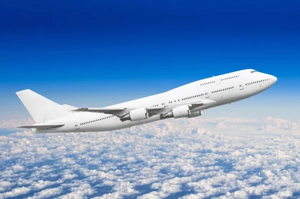 Uçak yolcu ile gökyüzündeki bulutların üstünde dört motor — Stok fotoğraf