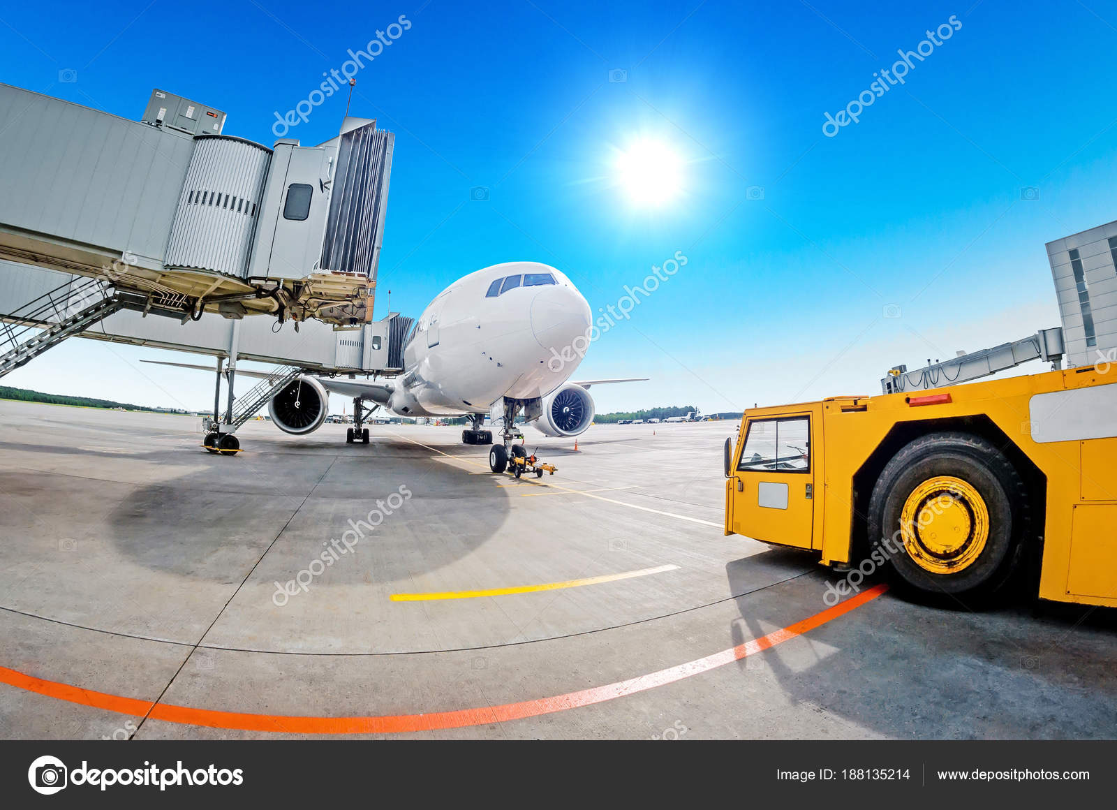 Парковка В Аэропорту, Самолет В Телеловушке. Аэродромный Трактор.