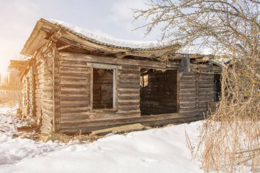 Eski pencereler ve kapılar, yıkık tavan olmadan bir ahşap ev harap.