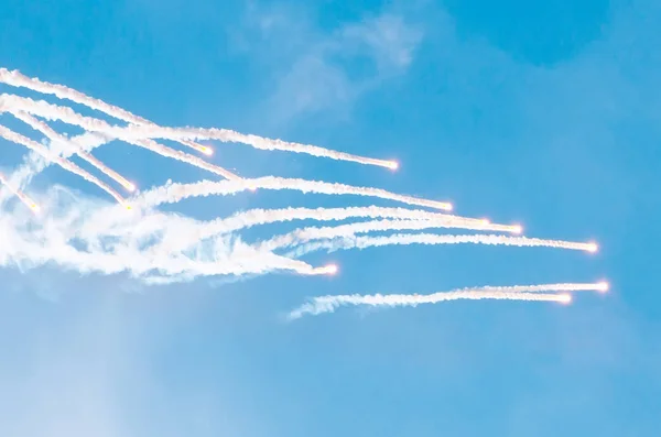Lanzamiento de cohetes desde el suelo y quema en el cielo . — Foto de Stock