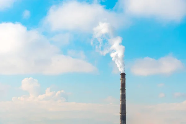 Однотрубная труба с выбросами дыма в солнечную погоду с облаками . — стоковое фото