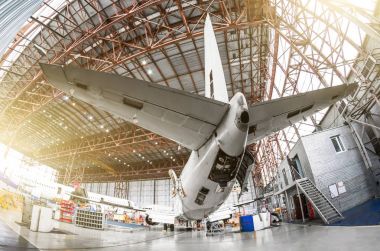 Görünümünde bir Havacılık hangar arka kuyruk, yedek güç birimi üzerinde hizmetteki yolcu uçağı.