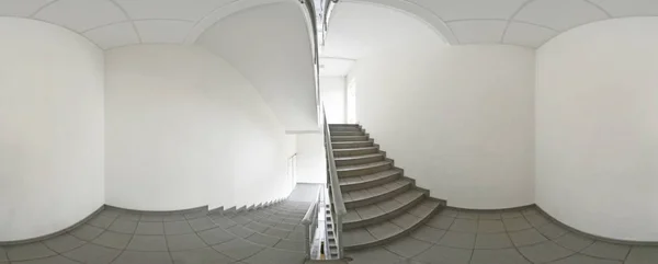 Sphärische 360-Grad-Panoramaprojektion, Panorama im inneren leeren Korridor mit einer Treppe. — Stockfoto