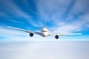 Uçuş yüksek düzeyde gökyüzüne bulutların üstünde ve mavi tonda gökyüzü uçan yolcu uçağı. Görüntülemek doğrudan önünde, tam olarak.