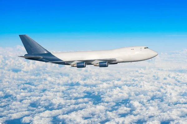 4 つのエンジン、飛行機雲飛行旅太陽高度上空で舷窓なしトラック. — ストック写真