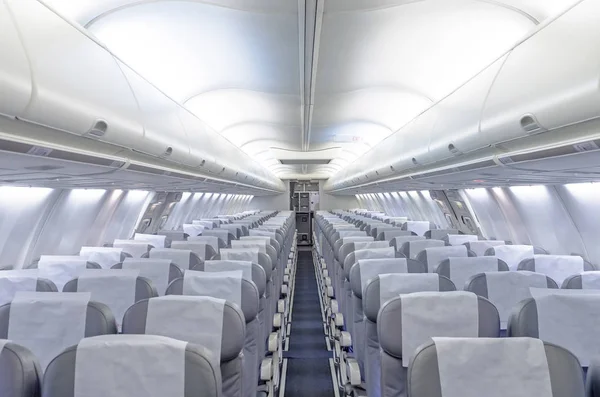 Коммерческая каюта самолета с рядами сидений к алтарю . — стоковое фото