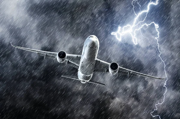 Poderoso rayo de tormenta y fuerte lluvia en el avión de pasajeros del cielo . — Foto de Stock