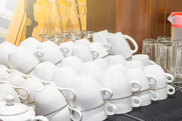 Viele weiße saubere weiße Tassen liegen nach dem Waschen auf der Gummimatte im Restaurant. — Stockfoto