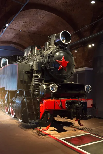 오래 된 기관차는 철도 터널에는 아치에 서. — 스톡 사진