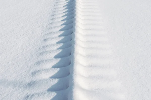 Järnvägsspår för tåg täckt med snö. — Stockfoto