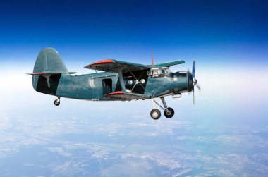 Açık bir kapı ile yer üstünde gökyüzünde yüksek irtifada küçük uçak turboprop çift kanatlı.