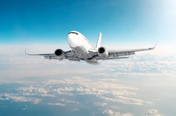 Пассажирский самолет поднимается на высокий уровень полета в небе над облаками . — стоковое фото