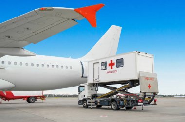 Engelliler için merdiven yükleme ile havaalanında uçak. Ayaktan sınırlı mobilite grubu veya yatış insanlar için.
