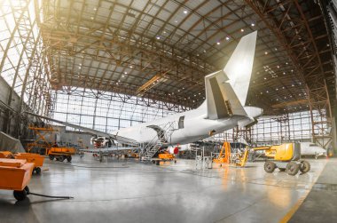 Hizmet görünümünde bir Havacılık hangar arka kuyruk, yedek güç birimi üzerinde büyük yolcu uçağı. Mekanizasyon kuyruk sökülmüş.