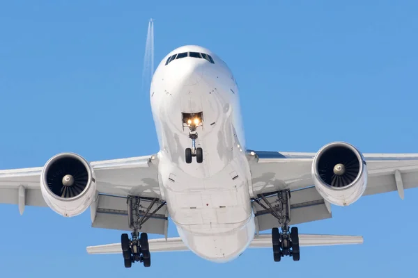 Grandes aviones de fuselaje ancho antes de aterrizar en el aeropuerto, sobre el fondo de otro avión a nivel de vuelo . —  Fotos de Stock