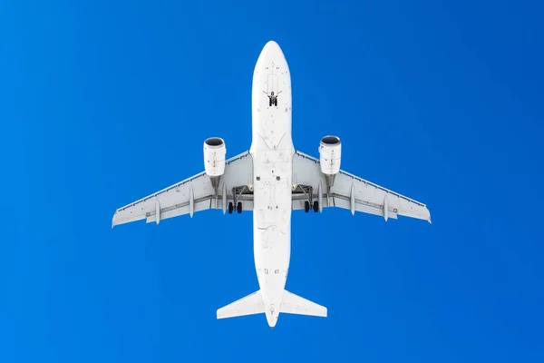 Avión de pasajeros. Ver exactamente desde abajo, silueta contra el cielo azul . — Foto de Stock