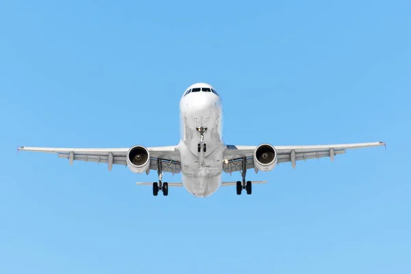 Avión listo para aterrizar volando en el cielo azul con tren de aterrizaje y solapas . — Foto de Stock