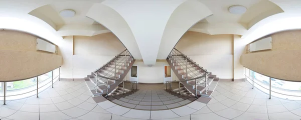 Sphärische 360-Grad-Panoramaprojektion, Panorama im inneren leeren Korridor mit einer doppelten Treppe. — Stockfoto