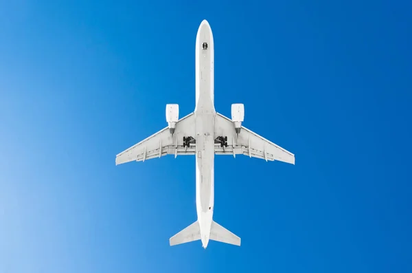 乘客飞机。从下面看, 白色的剪影对蓝天. — 图库照片
