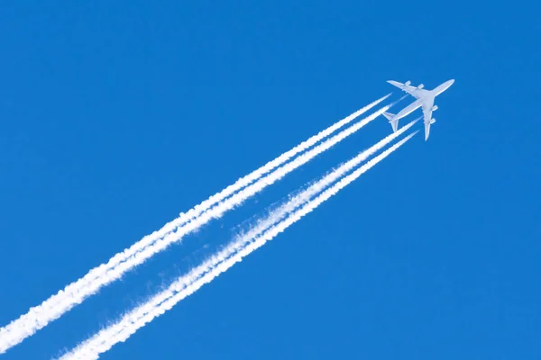 Aeroplano grande quattro motori aviazione aeroporto contrail nuvole . — Foto Stock