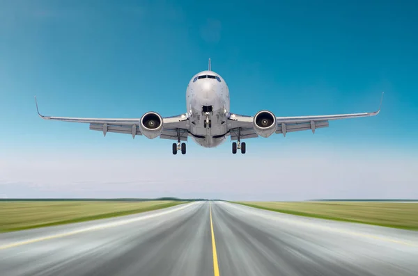 Aeronaves voando partida após voo, pousando movimento de velocidade em uma pista no bom tempo céu claro dia . — Fotografia de Stock
