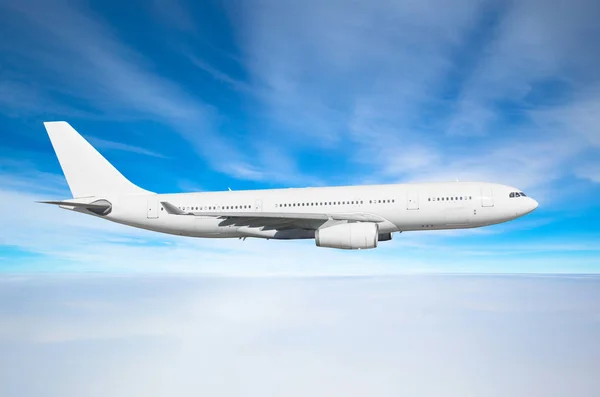 Cirrus mavi gökyüzü stratus bulutların üstündeki üzerinde uçuş düzeyinde beyaz yolcu geniş gövdeli uçak uçar. — Stok fotoğraf