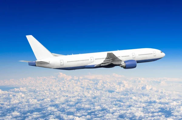 Seyahat, gezi beyaz bulutlar üzerinde uçuş düzeyinde uçan yolcu uçak. — Stok fotoğraf