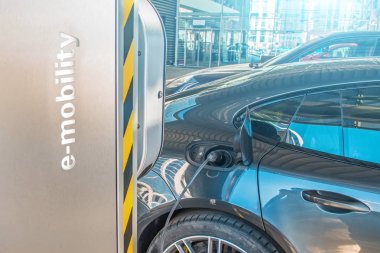 Elektrikli arabalar e-Mobilite için yakıt ikmali. Makine şarj, kartı yuvası kapağı açık olsa, gerilim altında elektrik fişi Pil şarjı geri yükler..