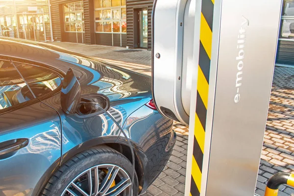 Auto-Betankung für Elektroautos E-Mobilität im Hintergrund E-Auto, Rad. E-Auto laden, die Tür zur Brennstoffzellen-Batterie ist offen. — Stockfoto