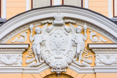 Alçı Dekorasyon kemer - Rusya İmparatorluğu iki tarafta bir taç ile iki başlı kartal arması üzerinde olan iki çocuk melekler.