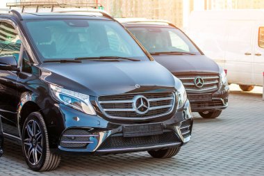Siyah lüks van iki Mercedes-Benz minibüs. Saint-Petersburg, Rusya. 14 Nisan 2018.
