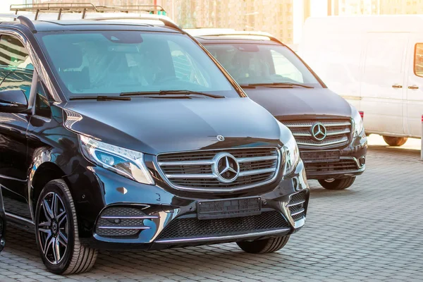 Furgoneta de lujo negro dos Mercedes-Benz monovolumen. Rusia, San Petersburgo. 14 abril 2018 . —  Fotos de Stock