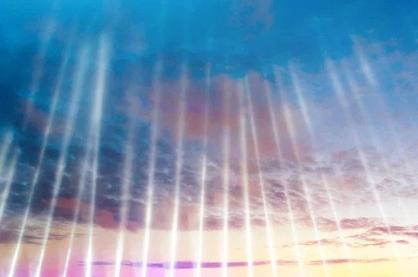雲と夕日で空に上向き人工光源からの光の光線. — ストック写真