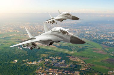 Çift askeri jet avcı uçağı, şehir ve Havaalanı yüksekten uçuyor.