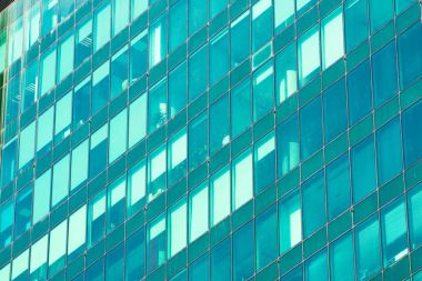 Cam windows ile mimari bir parlama ışık ile soyut yeşilimsi gölge doku ekler.