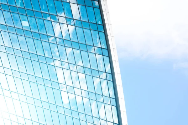 Reflejo del cielo y las nubes en las ventanas de cristal del rascacielos financiero — Foto de Stock