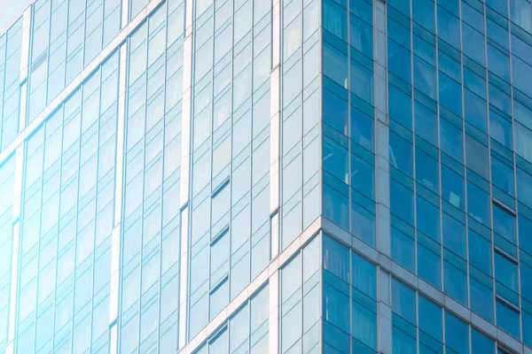 Las fachadas angulares de cristal de la ventana de los rascacielos financieros, la esquina del edificio el primer plano . — Foto de Stock
