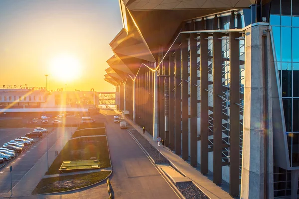 Sunset akşam Terminal Binası havaalanında Pulkovo. Rusya, Saint Petersburg. 15 Nisan 2018.