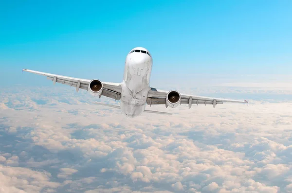 Passagerare flygplan som flyger på flygnivå högt i himlen ovanför molnen. Visa direkt framme, exakt. — Stockfoto
